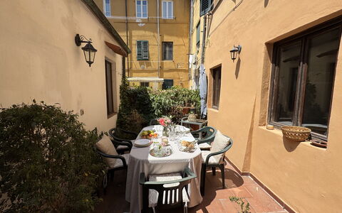 Casina Bella Di Lucca: Möbel, Tür, Blumentopf, Zimmerpflanze, Stuhl, Tisch Im Freien, Gartenmöbel, Balkon, Küche & Esszimmer Tisch, Hof