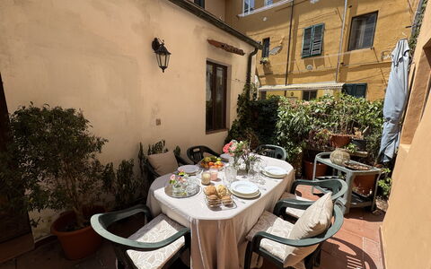 Casina Bella Di Lucca: Möbel, Tabelle, Stuhl, Blumentopf, Küche & Esszimmer Tisch, Tisch Im Freien, Zimmerpflanze, Gartenmöbel, Kaffetisch, Esszimmer