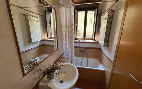 Casina Bella Di Lucca: Bad Sink, Armatur, Sinken, Badezimmer, Flooring, Fussboden, Zapfhahn, Interior Design, Installation, Spiegel