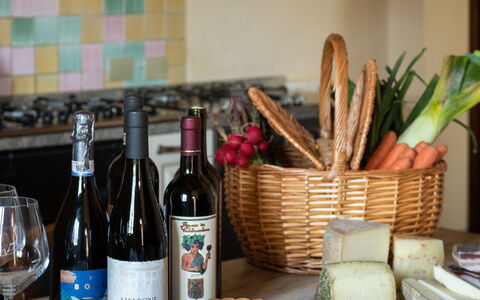 Villa Fabbri: Essen, Tabelle, Geschirr, Flasche, Teller, Dishware, Wein, Zutat, Barware