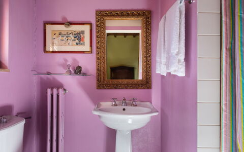 Villa Fabbri: Spiegel, Bad Sink, Sinken, Zapfhahn, Eigentum, Armatur, Lila, Badezimmer, Interior Design, Die Architektur