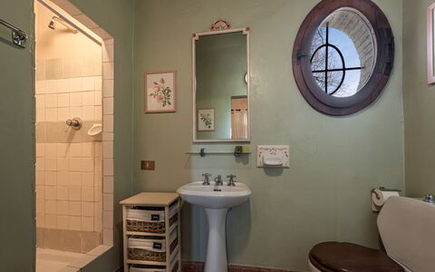 Terrazza e Libreria: Spiegel, Sinken, Eigentum, Armatur, Zapfhahn, Bad Sink, Badezimmer, Lila, Interior Design