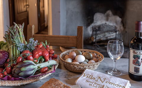 Terrazza e Libreria: Essen, Geschirr, Tabelle, Teller, Dishware, Flasche, Zutat, Kelche, Servierware, Tischdecke