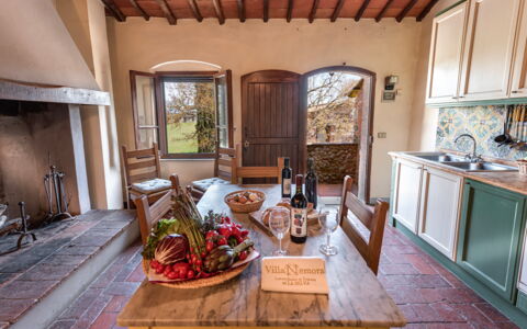 Terrazza e Libreria: Eigentum, Tabelle, Möbel, Cabinetry, Fenster, Spüle, Holz, Couch, Sinken, Zimmerpflanze