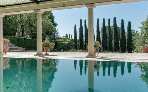 Terrazza e Libreria: Wasser, Pflanze, Himmel, Gebäude, Schwimmbad, Baum, Freizeit, Grundeigentum, Verbundwerkstoff, Landschaft