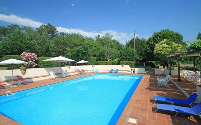 Castiglione Del Lago 809: Schwimmbad, Eigentum, Freizeit, Resort, Grundeigentum, Urlaub, Gebäude, Haus, Villa, Freizeitzentrum