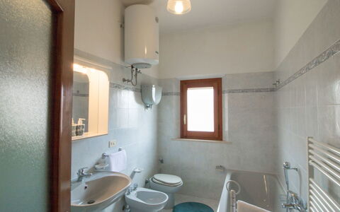 Olimpia: Badezimmer, Zimmer, Eigentum, Interior Design, Gebäude, Haus, Armatur, Die Architektur, Toilette, Grundeigentum