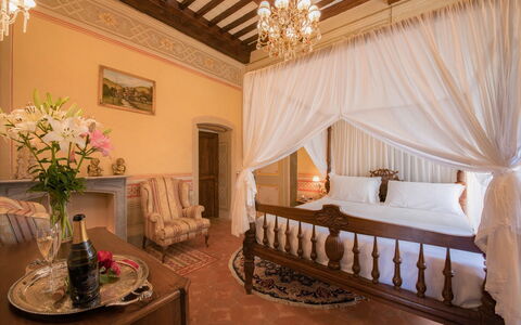 Villa Ivana - Cortona: Zimmer, Eigentum, Möbel, Schlafzimmer, Interior Design, Suite, Gebäude, Bett, Decke, Vorhang