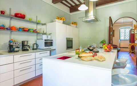 Villa Ivana - Cortona: Countertop, Zimmer, Eigentum, Küche, Interior Design, Decke, Möbel, Gelb, Gebäude, Grün