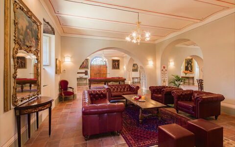 Villa Ivana - Cortona: Zimmer, Gebäude, Interior Design, Eigentum, Möbel, Decke, Wohnzimmer, Grundeigentum, Tabelle, Fussboden
