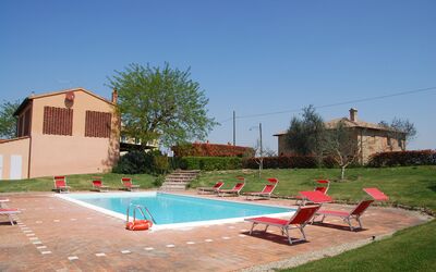 Agriturismo Vallone a Cabbiavoli: Himmel, Wasser, Eigentum, Pflanze, Schwimmbad, Baum, Gebäude, Schatten, Gartenmöbel, Stuhl