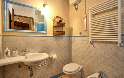 I Glicini: Spiegel, Sinken, Bad Sink, Eigentum, Armatur, Zapfhahn, Badezimmer, Lila, Interior Design, Die Architektur
