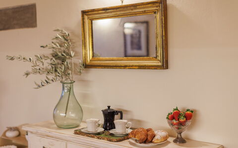 Marlene House: Bilderrahmen, Möbel, Eigentum, Essen, Geschirr, Pflanze, Interior Design, Dishware, Vase, Tabelle