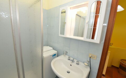 Aurora: Badezimmer, Eigentum, Zimmer, Bad Sink, Armatur, Sinken, Bad Zubehör, Haus, Grundeigentum, Interior Design