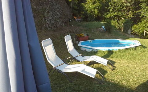 Emilia: Pflanze, Wasser, Gartenmöbel, Schatten, Schwimmbad, Gras, Freizeit, Baum, Rechteck, Landschaft
