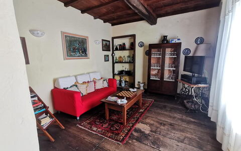 Emilia: Bilderrahmen, Möbel, Tabelle, Couch, Gebäude, Holz, Interior Design, Fussboden, Wohnzimmer, Flooring