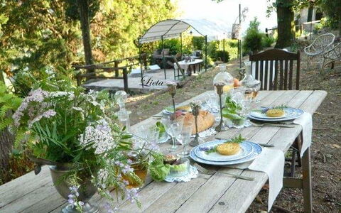 Emilia: Eigentum, Tabelle, Mahlzeit, Garten, Hinterhof, Terrasse, Garten, Brunch, Tisch Im Freien, Restaurant