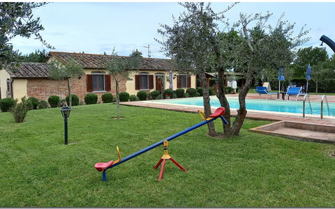 Villetta Di Cortona: Pflanze, Himmel, Baum, Gebäude, Wasser, Grundstueck, Fenster, Gras, Erholung, Freizeit