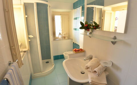 San Michele: Badezimmer, Zimmer, Eigentum, Badezimmerschrank, Bad Zubehör, Haus, Zuhause, Gebäude, Interior Design, Grundeigentum