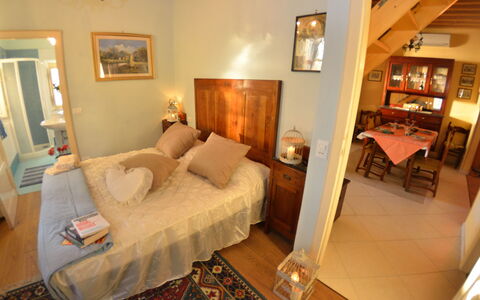 San Michele: Zimmer, Möbel, Eigentum, Schlafzimmer, Bett, Gebäude, Interior Design, Fussboden, Haus, Grundeigentum