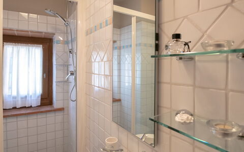 Villa Solaria: Spiegel, Zapfhahn, Armatur, Sinken, Eigentum, Bad Sink, Badezimmer, Fenster, Gebäude