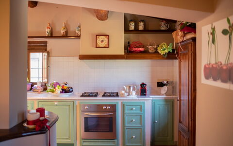 Villa Solaria: Cabinetry, Countertop, Eigentum, Gebäude, Küche, Interior Design, Holz, Küchengerät, Orange, Flooring