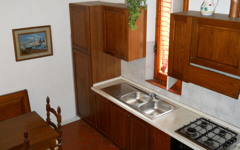 Agriturismo Girasole: Zimmer, Möbel, Eigentum, Cabinetry, Countertop, Holzbeize, Küche, Haus, Gebäude, Hartholz