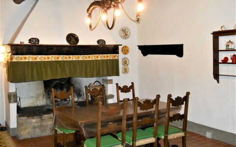Agriturismo Girasole: Zimmer, Eigentum, Esszimmer, Möbel, Interior Design, Gebäude, Tabelle, Haus, Decke, Fussboden