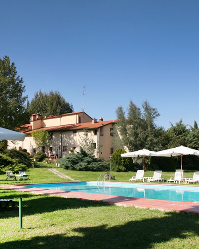Agriturismo Girasole: Schwimmbad, Resort, Eigentum, Freizeit, Schatten, Freizeitzentrum, Grundeigentum, Gebäude, Estate, Haus