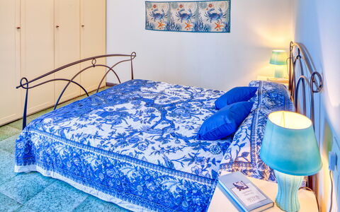 Olivi Del Mesco - Levanto: Schlafzimmer, Bett, Bettdecke, Möbel, Zimmer, Bedding, Eigentum, Blau, Matratze, Bettrahmen