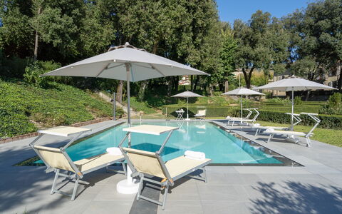 Il Marchese Di Ronta: Schwimmbad, Eigentum, Resort, Grundeigentum, Freizeit, Sonnenliege, Schatten, Regenschirm, Urlaub, Haus