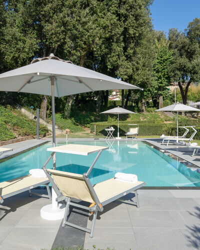 Il Marchese Di Ronta: Schwimmbad, Eigentum, Resort, Grundeigentum, Freizeit, Sonnenliege, Schatten, Regenschirm, Urlaub, Haus