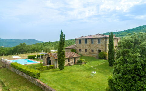 Borgo Gerlino: Eigentum, Estate, Gebäude, Gras, Grundstueck, Bergstation, Haus, Landscaping, Villa, Landschaft