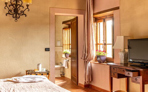 Borgo Gerlino: Zimmer, Eigentum, Möbel, Interior Design, Gebäude, Schlafzimmer, Wand, Suite, Bett, Gelb