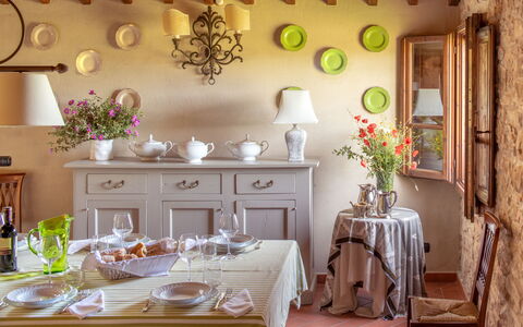 Borgo Gerlino: Zimmer, Esszimmer, Interior Design, Möbel, Eigentum, Tabelle, Gebäude, Restaurant, Zuhause, Haus