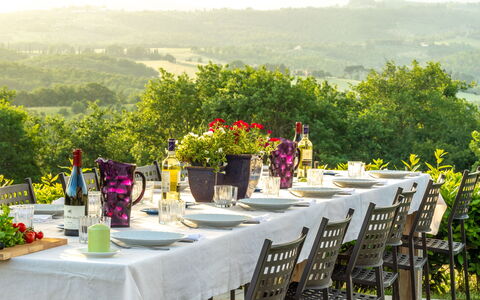 Borgo Gerlino: Tischdecke, Tabelle, Blume, Mahlzeit, Landschaft, Floristik, Veranstaltung, Hochzeitsempfang, Bergstation, Pflanze