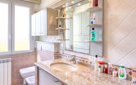 Giulia Apartment 2 - Levanto: Badezimmer, Zimmer, Eigentum, Interior Design, Möbel, Gebäude, Fliese, Countertop, Badezimmerschrank, Haus