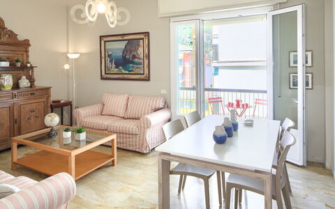 Giulia Apartment 2 - Levanto: Tabelle, Möbel, Eigentum, Bilderrahmen, Couch, Azurblau, Stuhl, Interior Design, Beleuchtung, Wohnzimmer