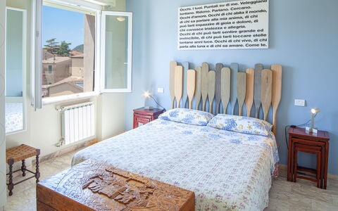 Giulia Apartment 2 - Levanto: Möbel, Eigentum, Blau, Azurblau, Holz, Komfort, Fenster, Interior Design, Tabelle, Die Architektur