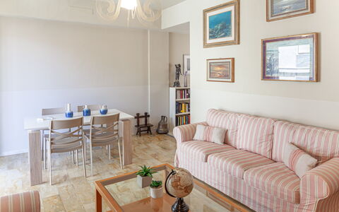 Giulia Apartment 2 - Levanto: Tabelle, Möbel, Couch, Bilderrahmen, Eigentum, Holz, Beleuchtung, Interior Design, Flooring, Fussboden