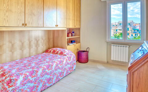 Giulia Apartment 2 - Levanto: Zimmer, Möbel, Schlafzimmer, Eigentum, Bettdecke, Fussboden, Interior Design, Bett, Wand, Gebäude
