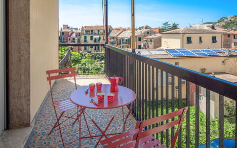 Giulia Apartment 2 - Levanto: Himmel, Tabelle, Möbel, Eigentum, Gebäude, Pflanze, Stuhl, Fenster, Azurblau, Holz