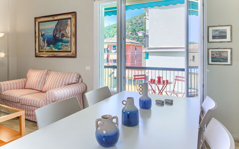Giulia Apartment 2 - Levanto: Möbel, Bilderrahmen, Eigentum, Tabelle, Azurblau, Blau, Interior Design, Couch, Fussboden, Grundeigentum
