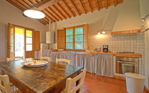 Casa Legoli: Eigentum, Zimmer, Gebäude, Möbel, Countertop, Holzboden, Decke, Interior Design, Fussboden, Küche
