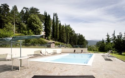 Villa Della Nave: Schwimmbad, Eigentum, Baum, Verbundwerkstoff, Fliese, Beton, Rechteck, Garten, Villa, Garten
