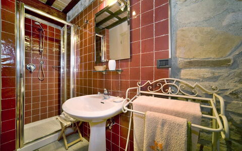 Al Mennucci: Badezimmer, Eigentum, Zimmer, Fliese, Gebäude, Wand, Grundeigentum, Interior Design, Haus, Armatur