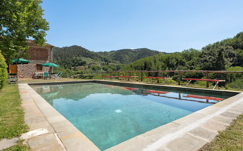 Bottino: Schwimmbad, Hügel, Gebirge, Eco Hotel, Reflexion, Resort, Reflecting Pool, Water Feature, Ferienort