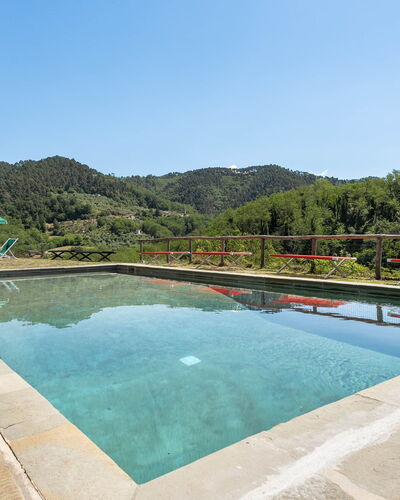 Bottino: Schwimmbad, Hügel, Gebirge, Eco Hotel, Reflexion, Resort, Reflecting Pool, Water Feature, Ferienort