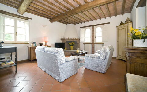 Broccolo: Gebäude, Zimmer, Eigentum, Möbel, Interior Design, Fussboden, Decke, Haus, Grundeigentum, Wohnzimmer