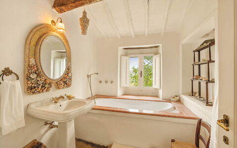 Camporempoli: Wand, Armatur, Interior Design, Badezimmer, Badewanne, Beleuchtung, Decke, Installation, Zapfhahn, Zuhause